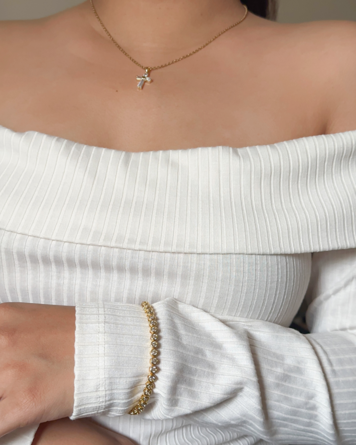 Mira Bracelet worn in an elegant casual look, adding subtle shine to a formal ensemble.