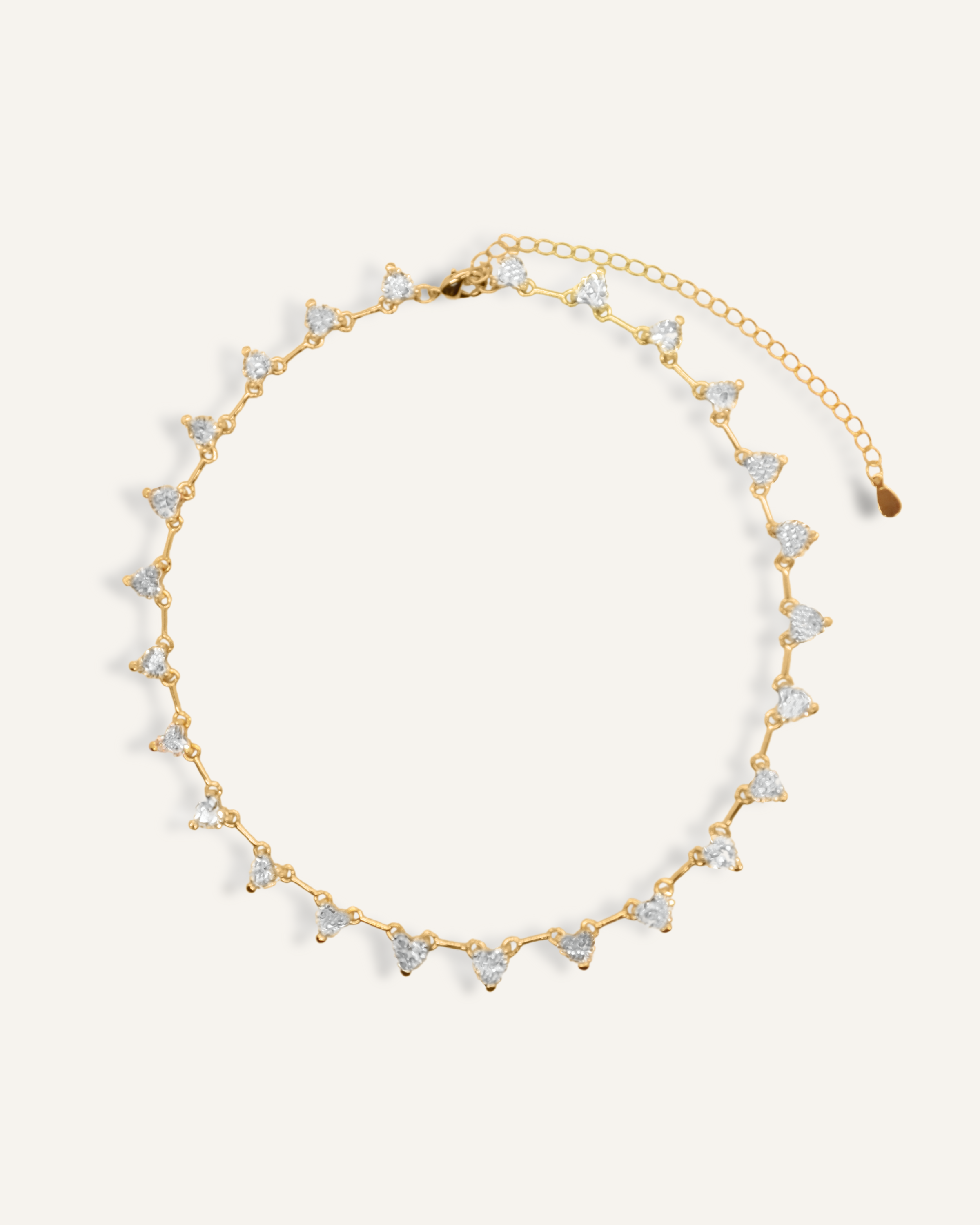 Viea Heart Necklace in gold with heart-shaped zirconia stones.