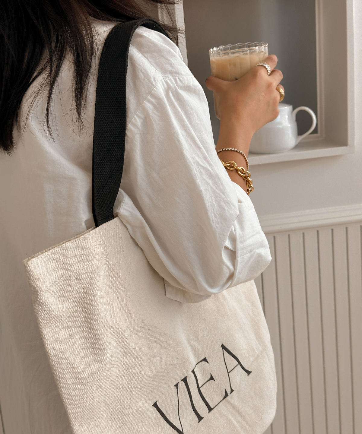 Model carrying the Viea Signature Tote Bag for everyday use.