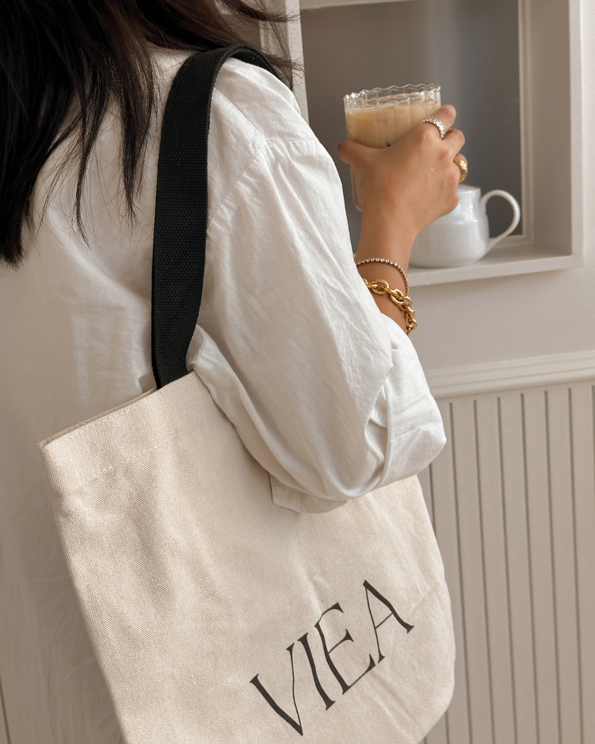 Model carrying the Viea Signature Tote Bag for everyday use.