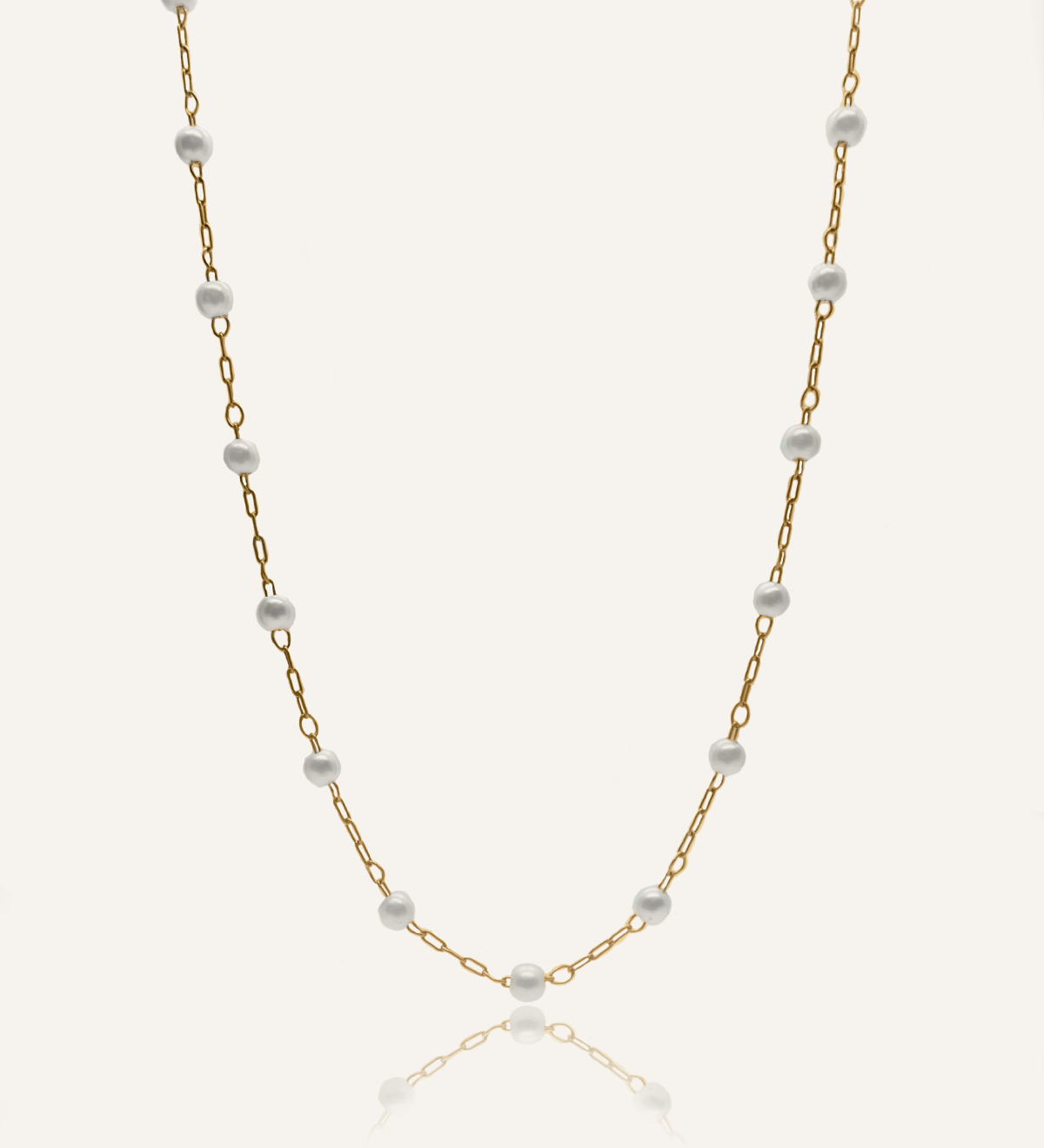 Flatlay image of the Layla Necklace showing alternating pearl beads and gold oval chain links.