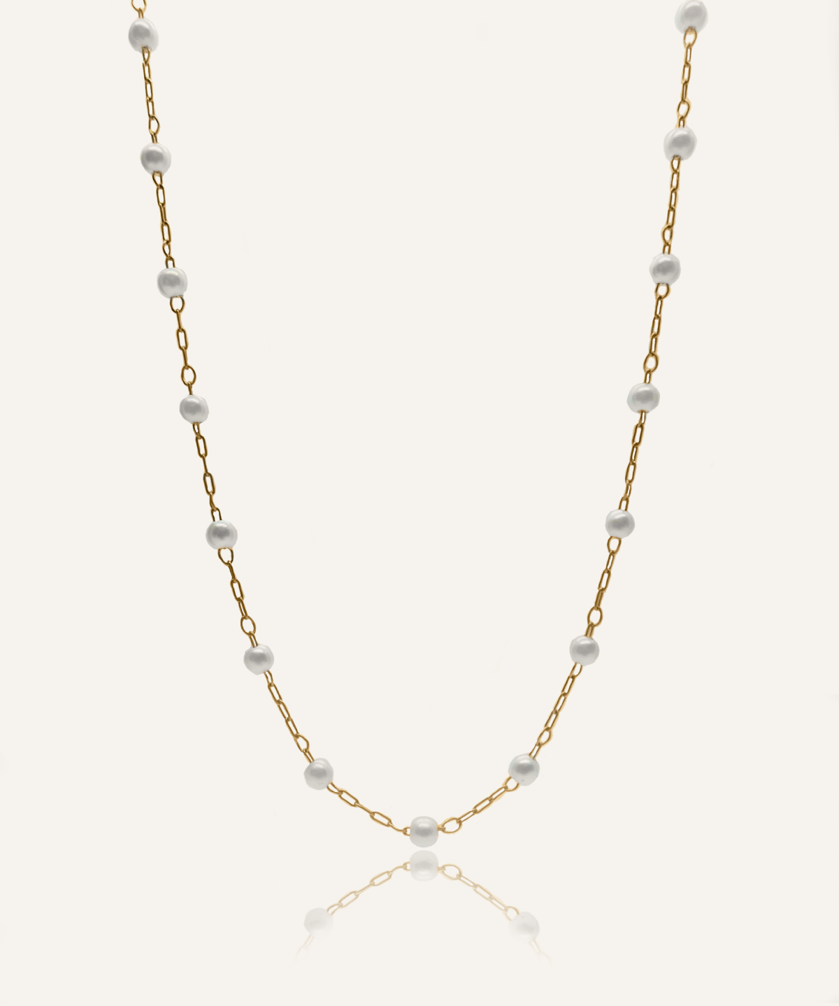 Flatlay image of the Layla Necklace showing alternating pearl beads and gold oval chain links.