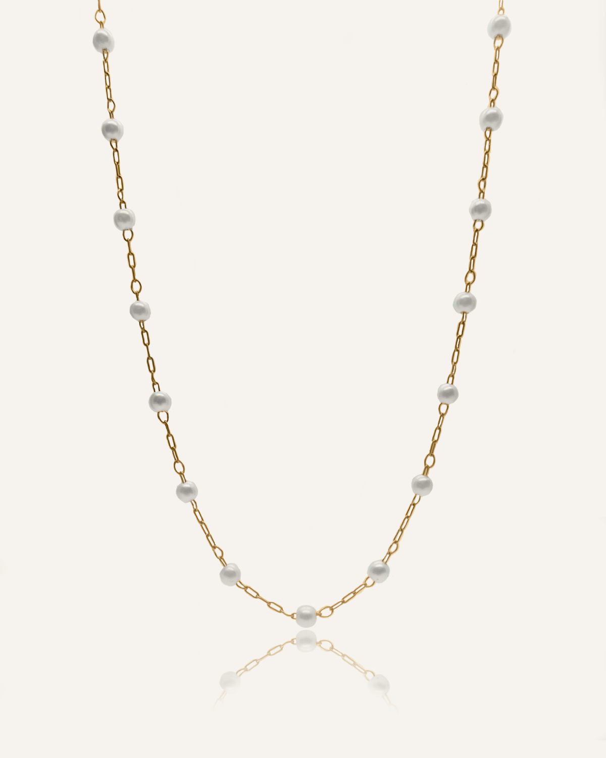 Flatlay image of the Layla Necklace showing alternating pearl beads and gold oval chain links.